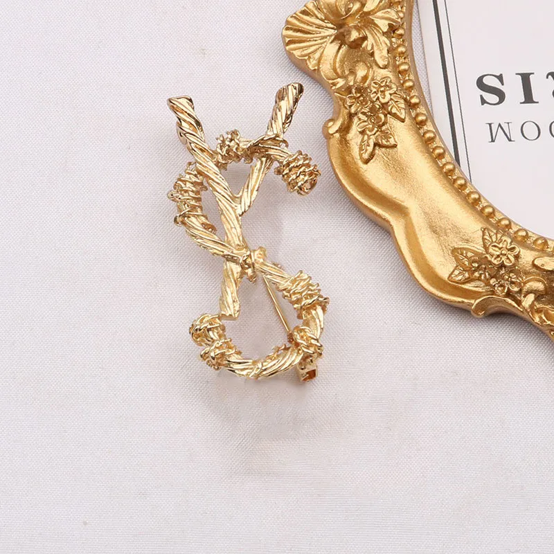 

Poplar forest personality brooch European and American cardigan sweater brooch female fashion letter big pin trend accessories