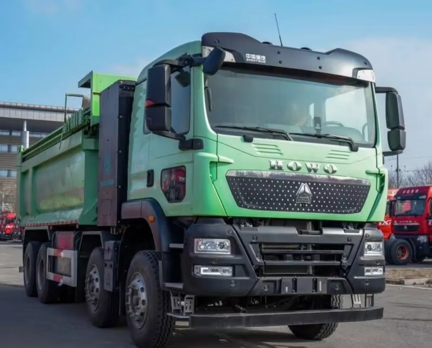 中国重汽豪沃TX新能源自卸车 绿色左驾低油耗自卸车