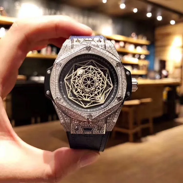 

Men's Trends Personality Fashion Luxury Diamond Quartz Watch Classic Rubber Strap Sports Clock Gift