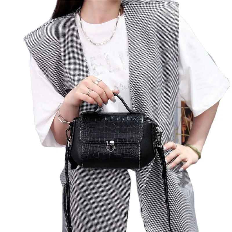 

2021 New Luxury Designer Fashion Shoulder Bag square fashion ins top leather embossed shoulder bag foreign style women's bag, 4 colors