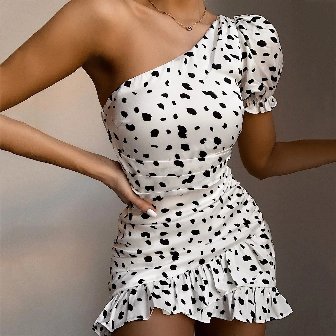 

2021 Fashion one-shoulder ruffled polka-dot pleated skirt dresses woman, White