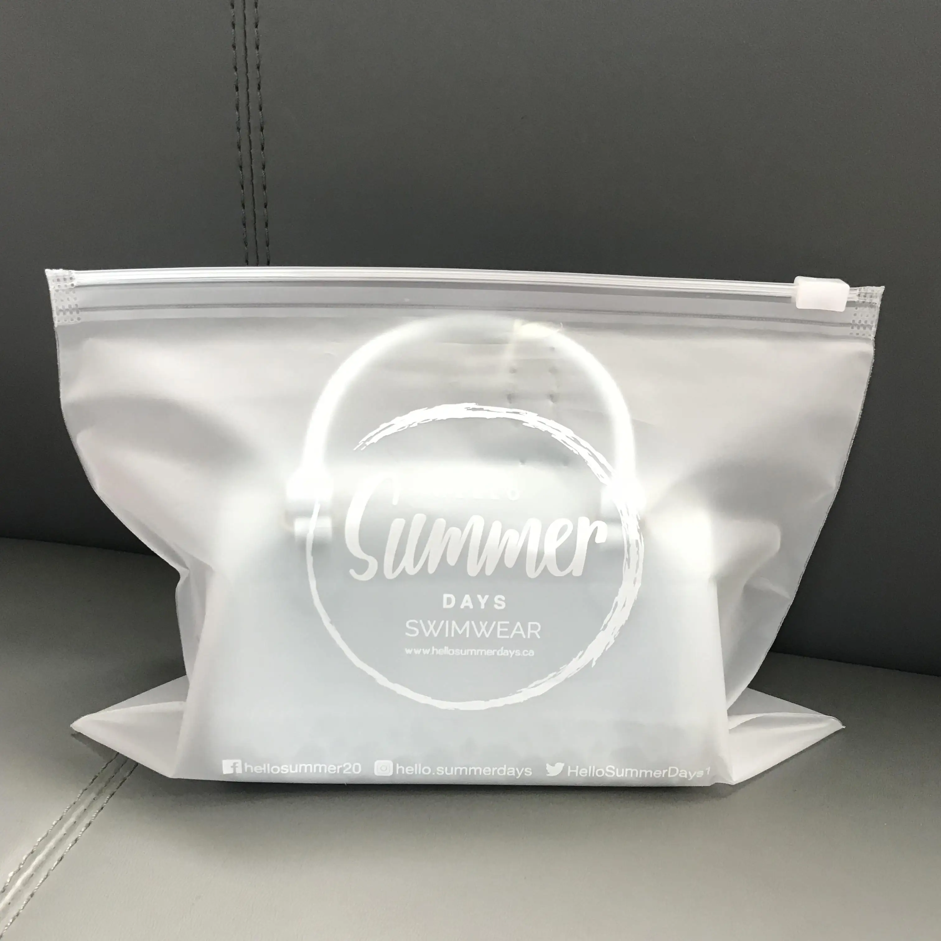 
Eco friendly custom factory price with your logo t shirt packaging frosted zip lock plastic bags for clothes 