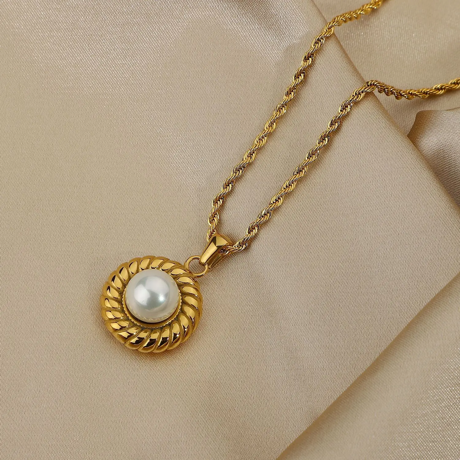 

Fashion Circle Necklace Twist Chain Round Gold Pearl Pendant Necklaces For Girlfriend Gift