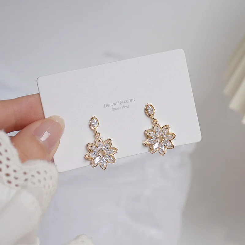 

Gold Dainty Korean Flower Earrring For Women Bling Aaa Zirconia Hollow Lace Stud Earring Wedding Brincos Bijoux Gift