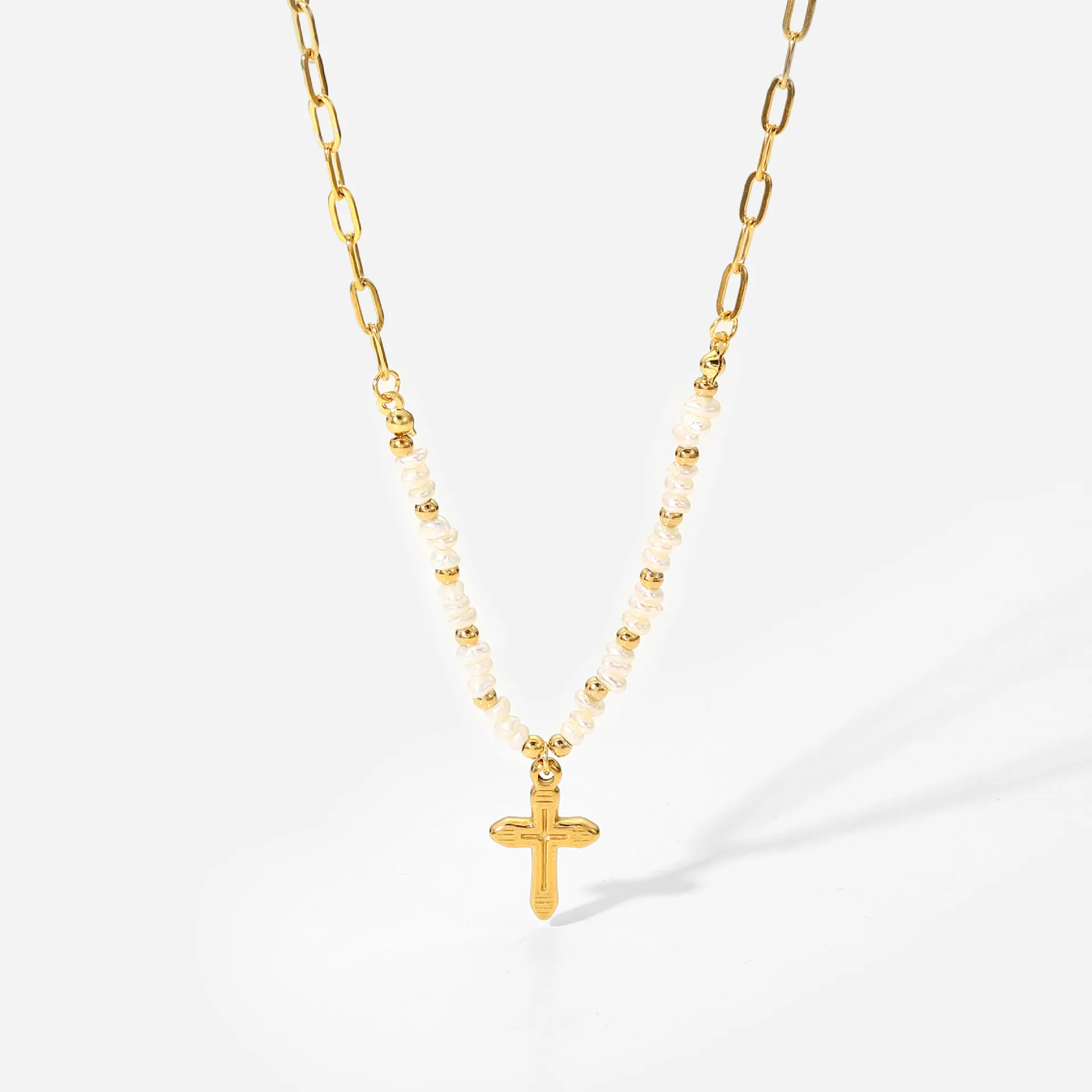 

2023 Style 18K Gold Plated Natural Freshwater Pearl Rice Bead Splicing Stainless Steel Cross Pendant Necklace For Women