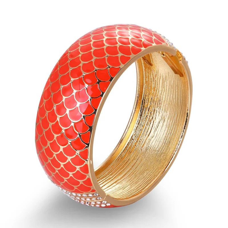 

Elegant Manufacturer Producing Crystal Fish Scale Pattern Bangle Bracelet In Zinc alloy, Gold