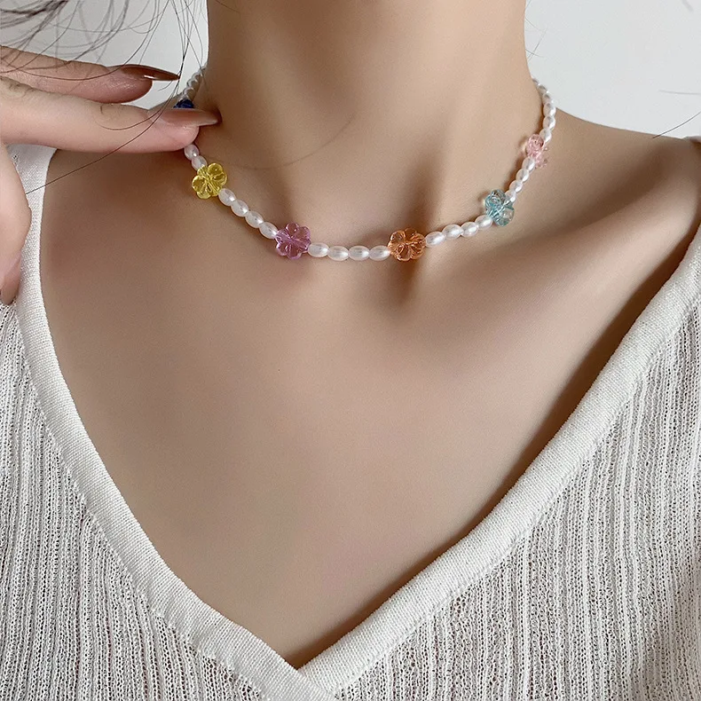 

JUHU Colorful Acrylic Flower Pearl Stitching Necklace Color Flower Beaded Clavicle Chain Girly Sweet Necklace, Picture show