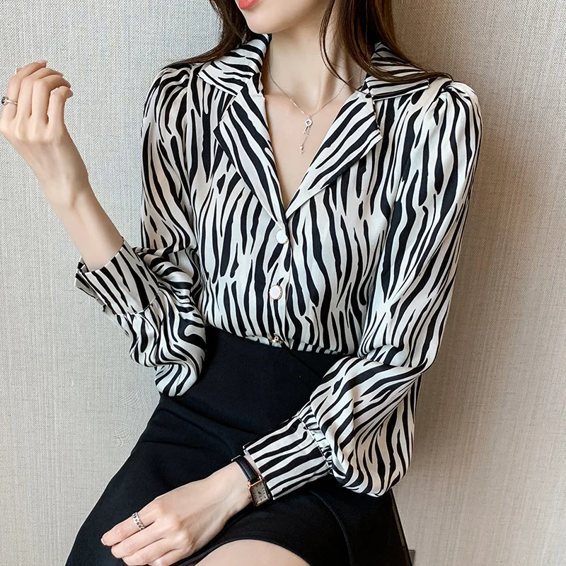 

2021 Spring New Retro Hong Kong Flavor All-match Outer Jacket Zebra Pattern Long-sleeved V-neck Women's Shirt, Shown