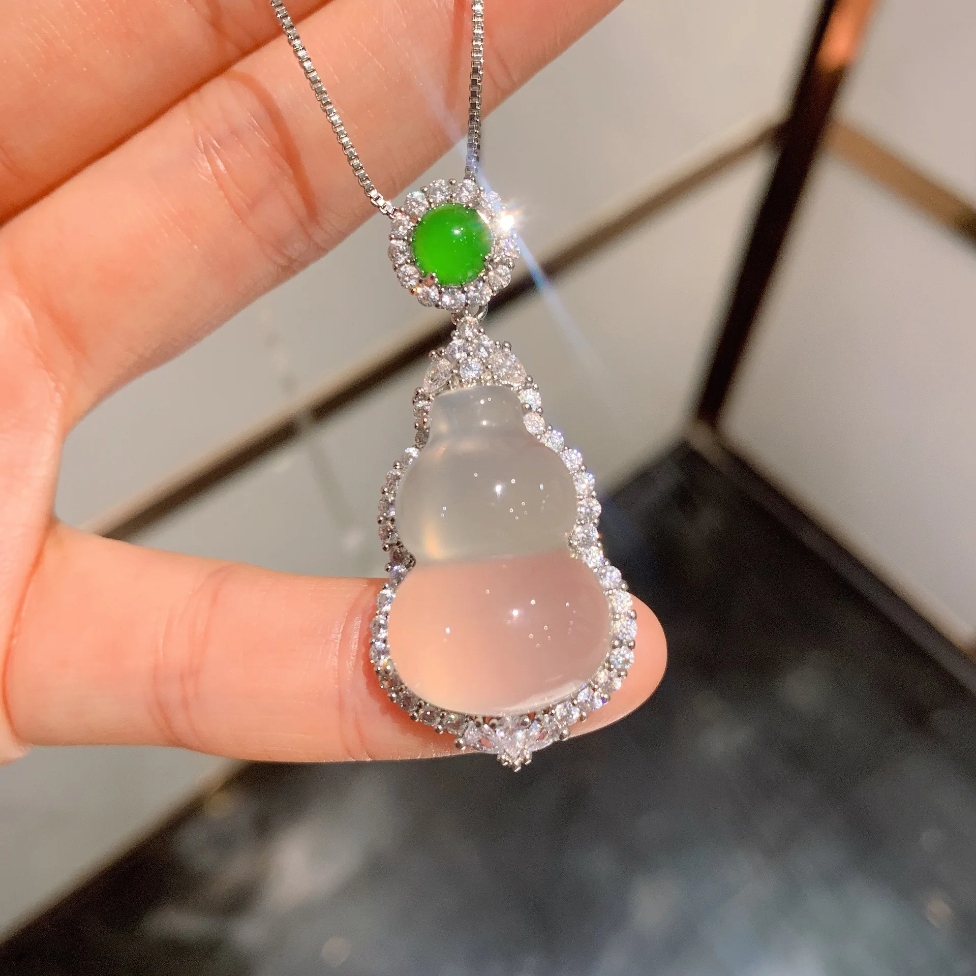 

Luxury Jewelry Gifts Natural Clear Chalcedony Jade Hulu Necklace Wealth CZ Zircon Edge Gourd Pendant Necklace