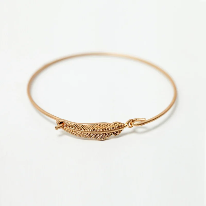 

New Design Trendy Gold Plated Leaf Bracelet Simple Metal Smooth Leaf Bracelet For Girls