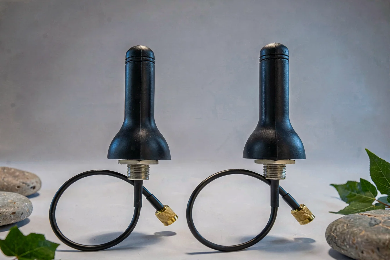 Insulated screwdriver antenna