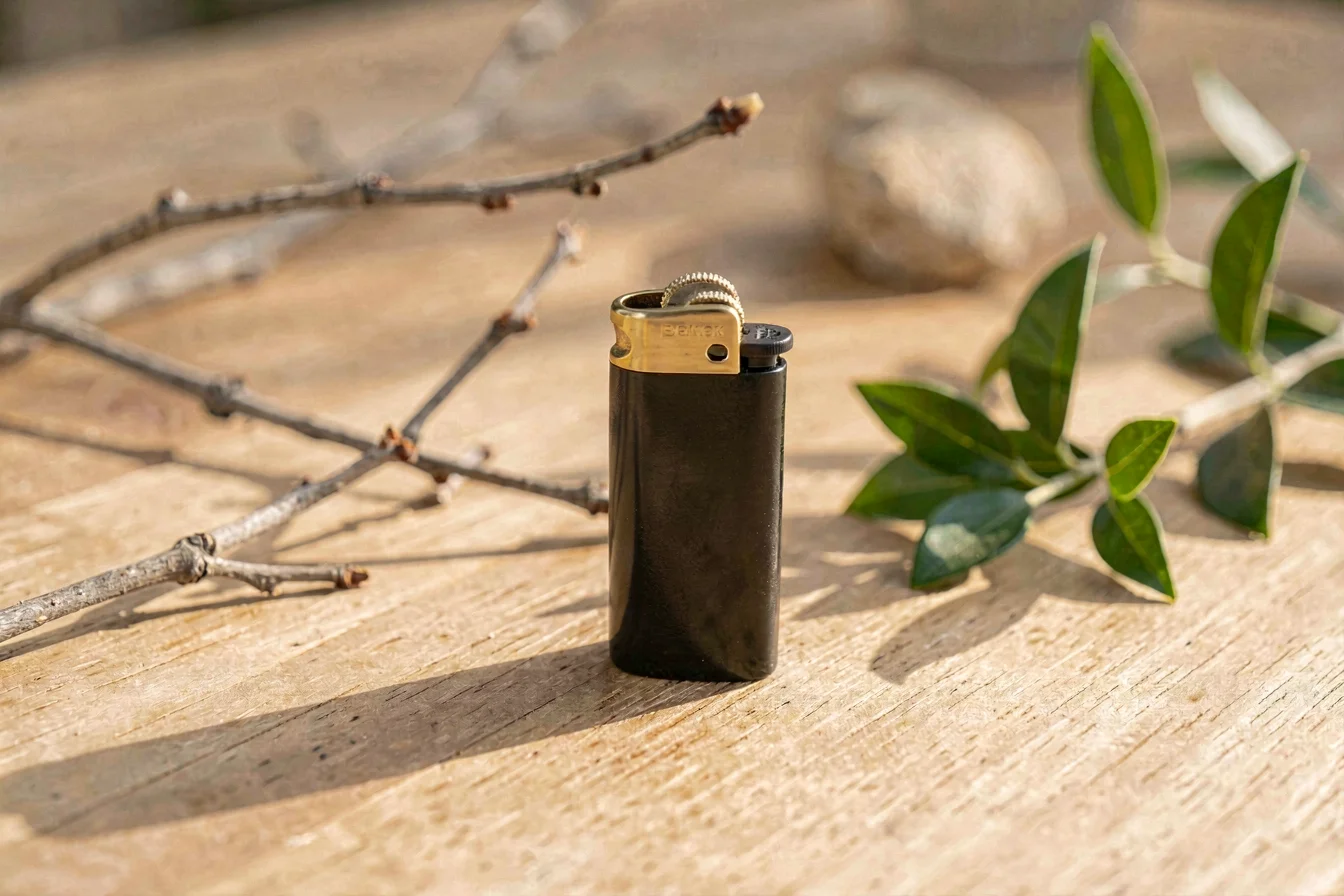 Refillable mini cricket lighter