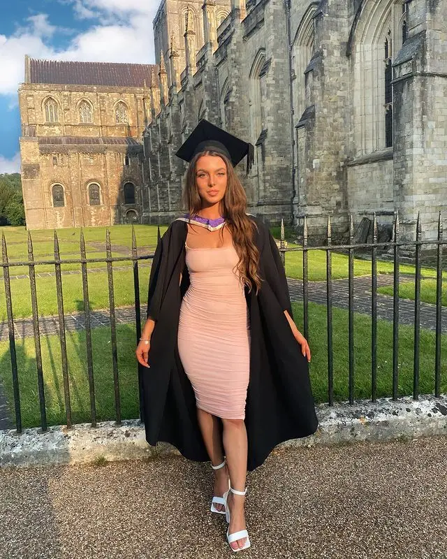 Trending Graduation Gowns 2025: Must-Have Styles & Trends