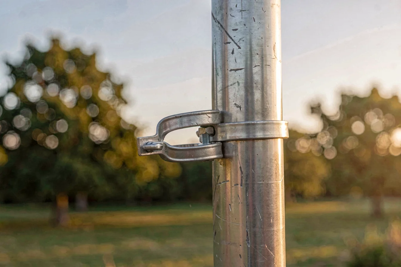 Adjustable pole fastening clamp