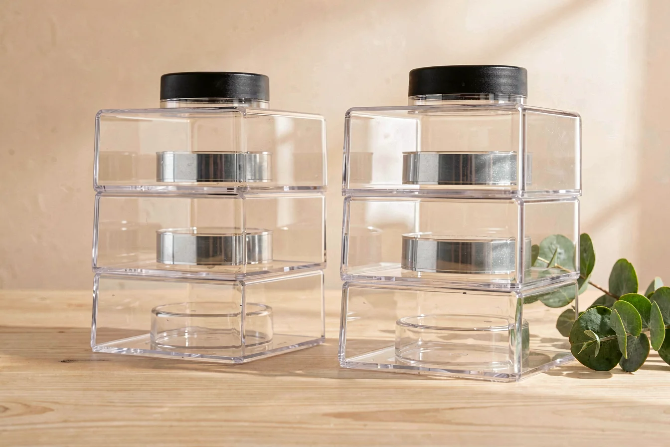 High-capacity empty glitter shaker container