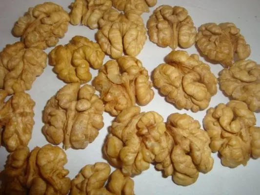 light-halve-walnut-kernels.jpg