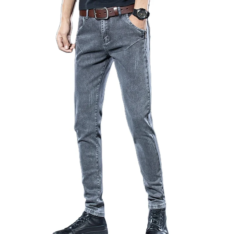 

Men Summer standards slim fit jeans with five pockets.