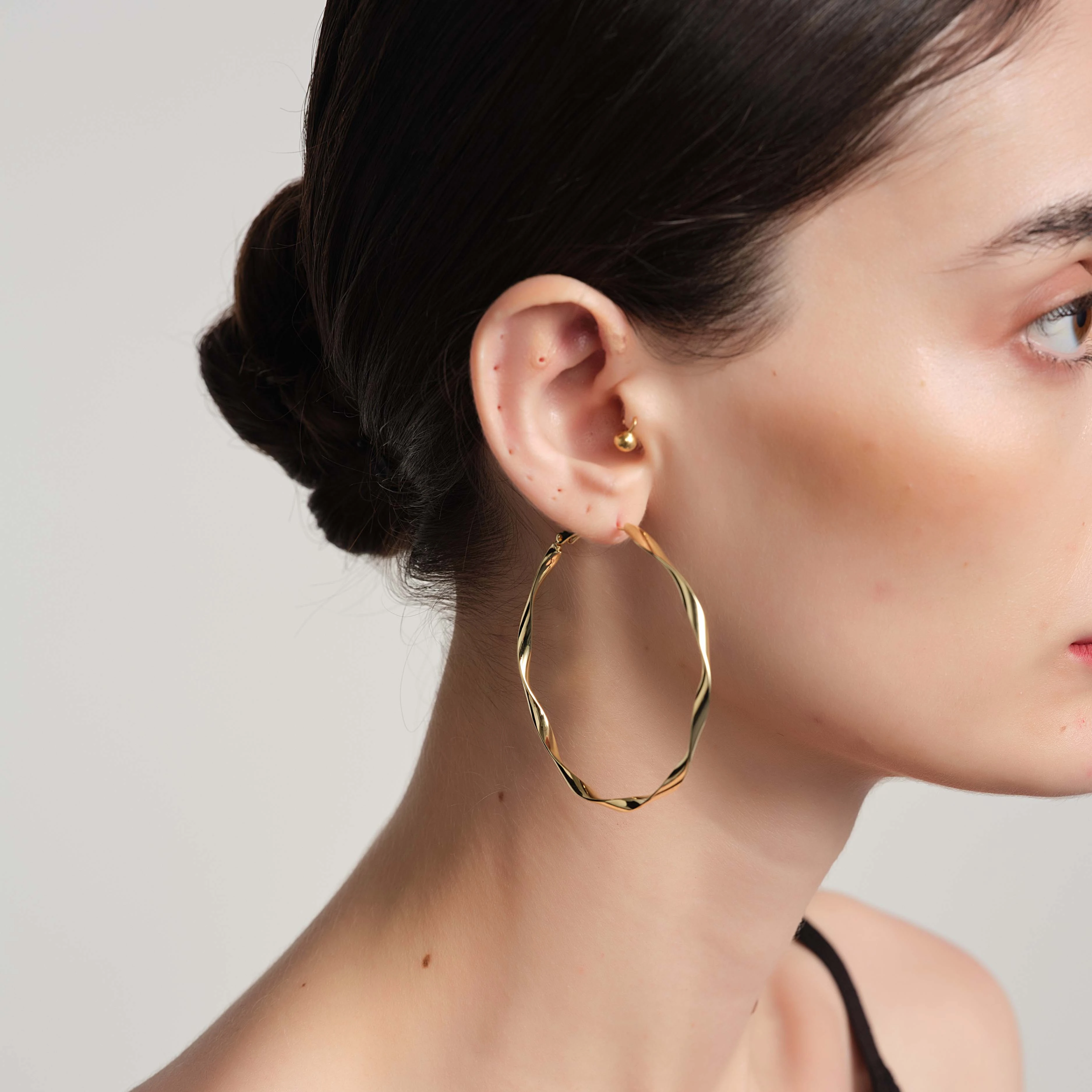 

Free sample Wild Hoops 18K Gold Plated 316L Stainless Steel Large Twist Hoop Earrings for Women 2022
