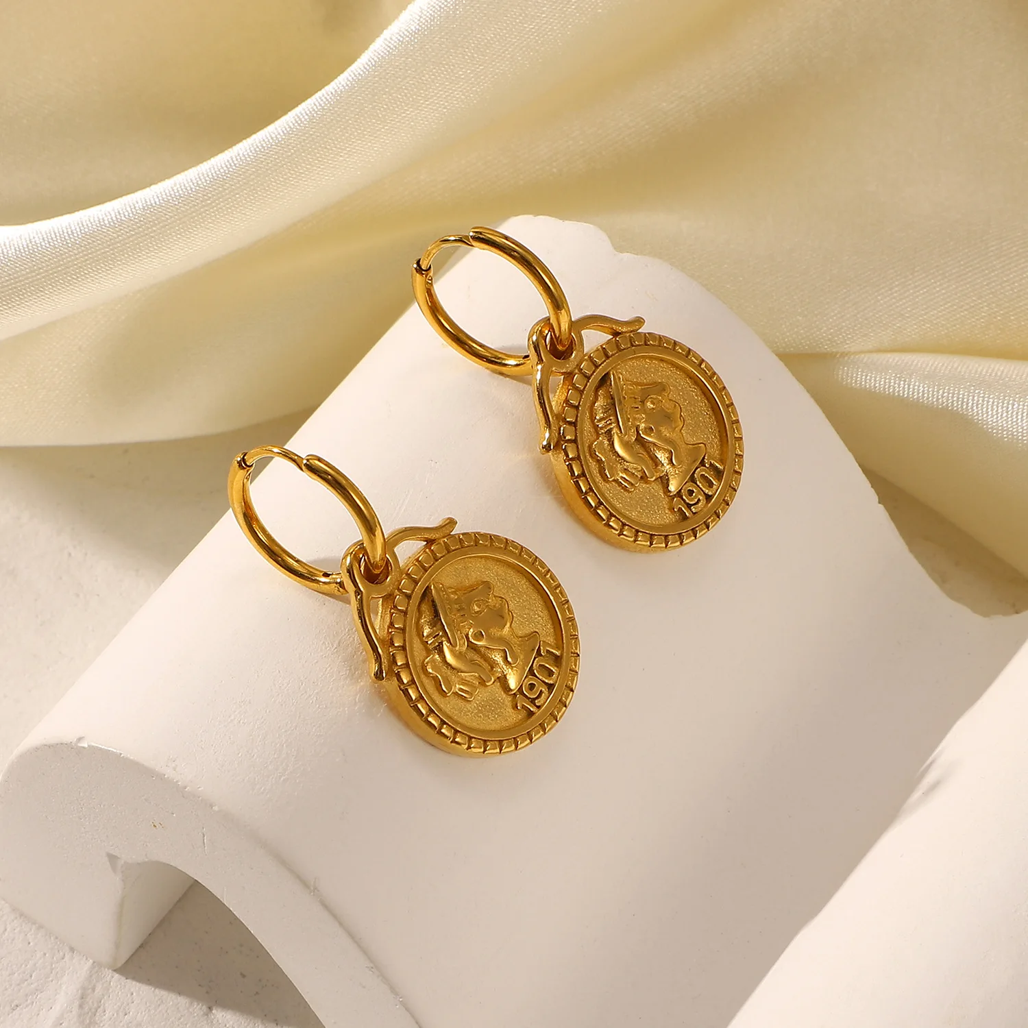 

Fashion stainless steel 18k gold Queen 1901 coin pendant earrings, As picture