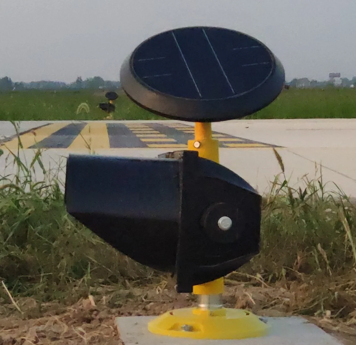 Icao Wireless Airfield Equipment Solar Led Runway Guard Light At Low