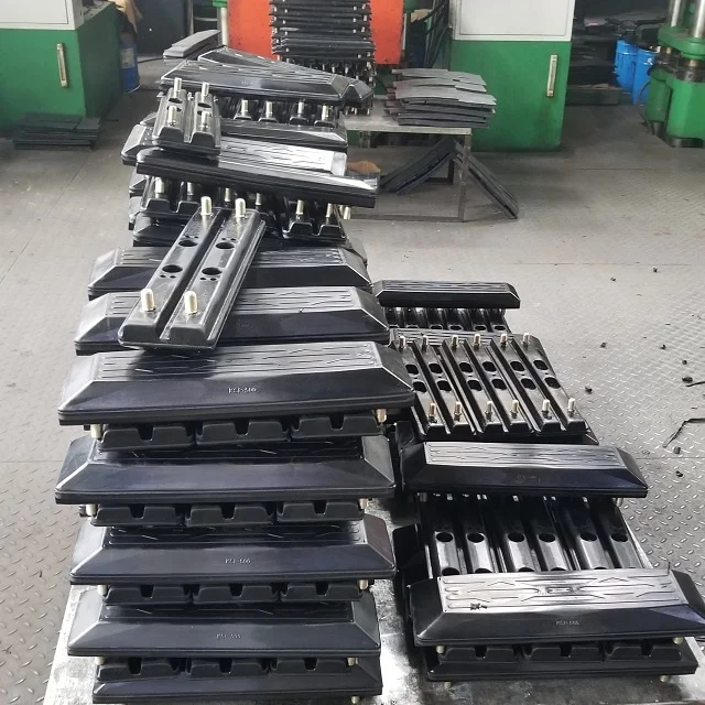 Каток опорный для экскаватора хитачи. Запчасть для гусеницы. Натяжитель гусянки комацу 355. Запчасть для гусеницы. Гусеницы для komatsu d375.