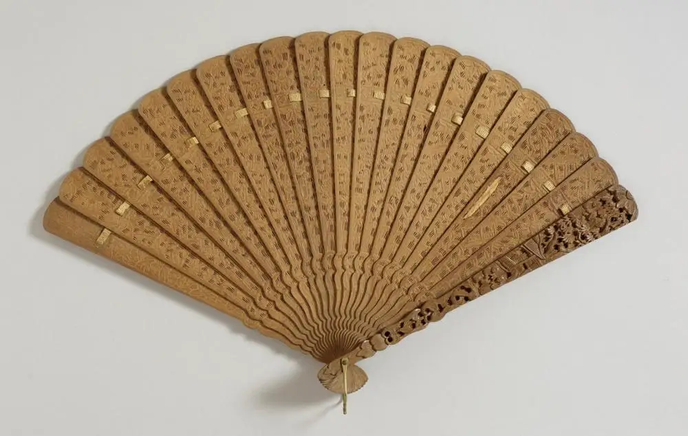 古色古香的中国精美雕刻骨扇