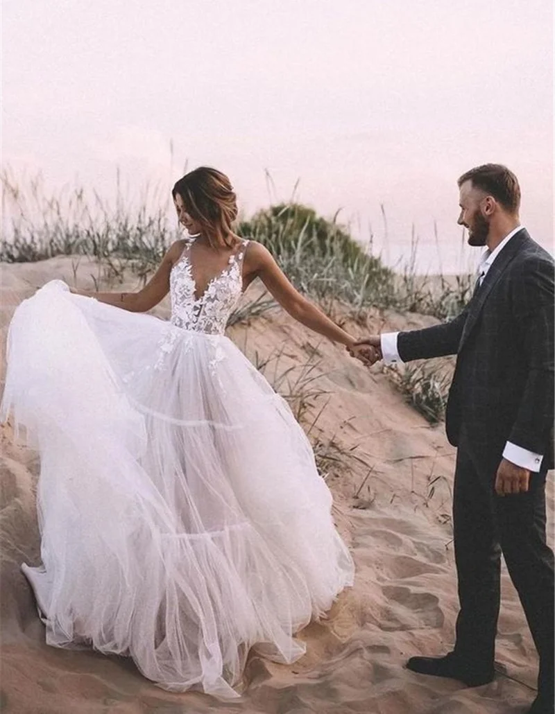 

Romantic Bohemian Wedding Dresses V-neck Sleeveless Lace Flowers Beach Bridal Gowns