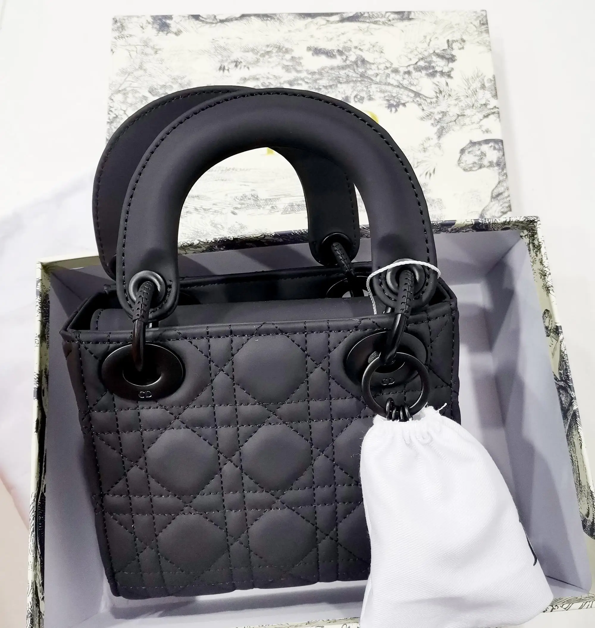 

2021 new design famous brand designer brand supplier, Black and white