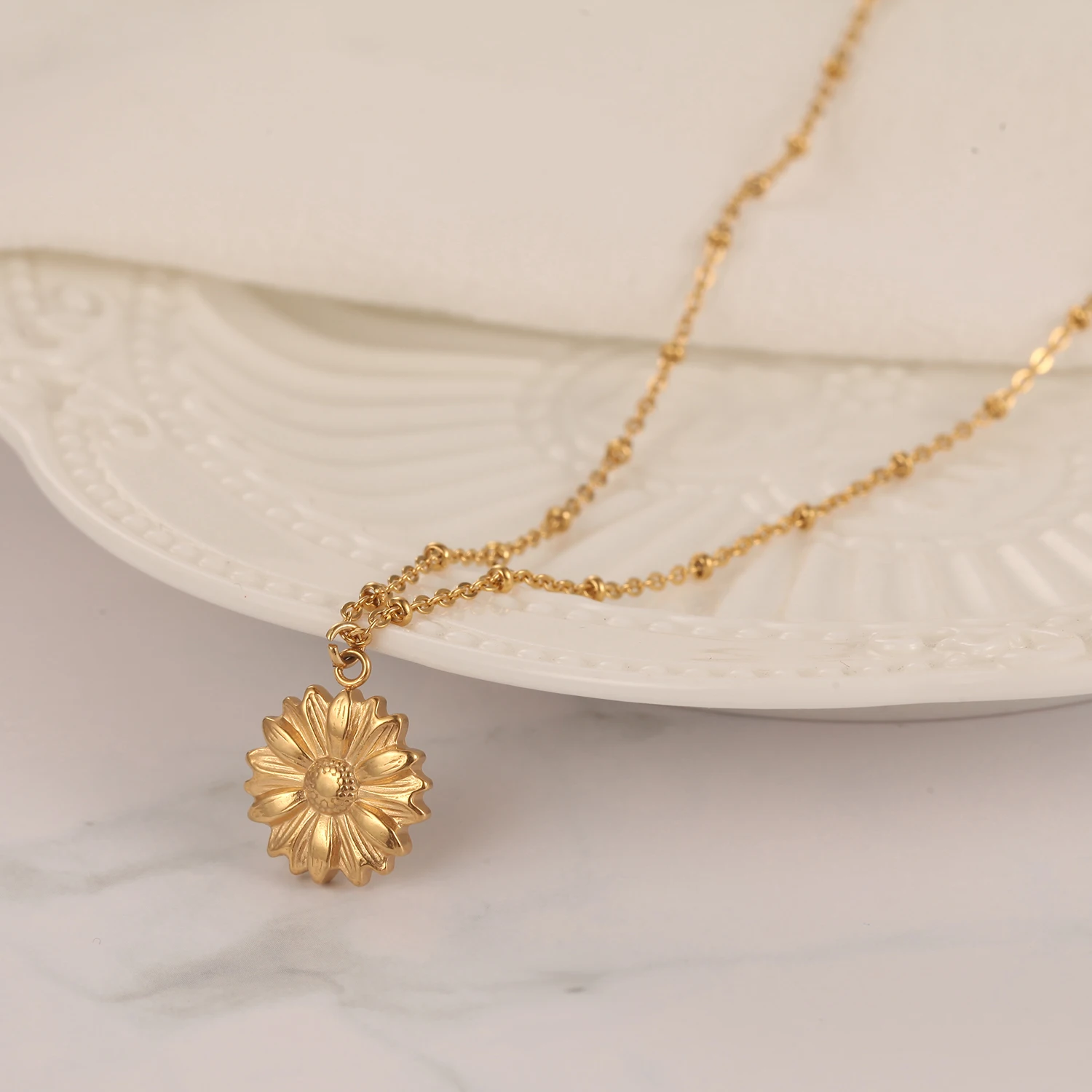 

Premium flower pendant gold elegant stainless steel jewelry daisy sunflower pendant necklace Frangipani summer chains
