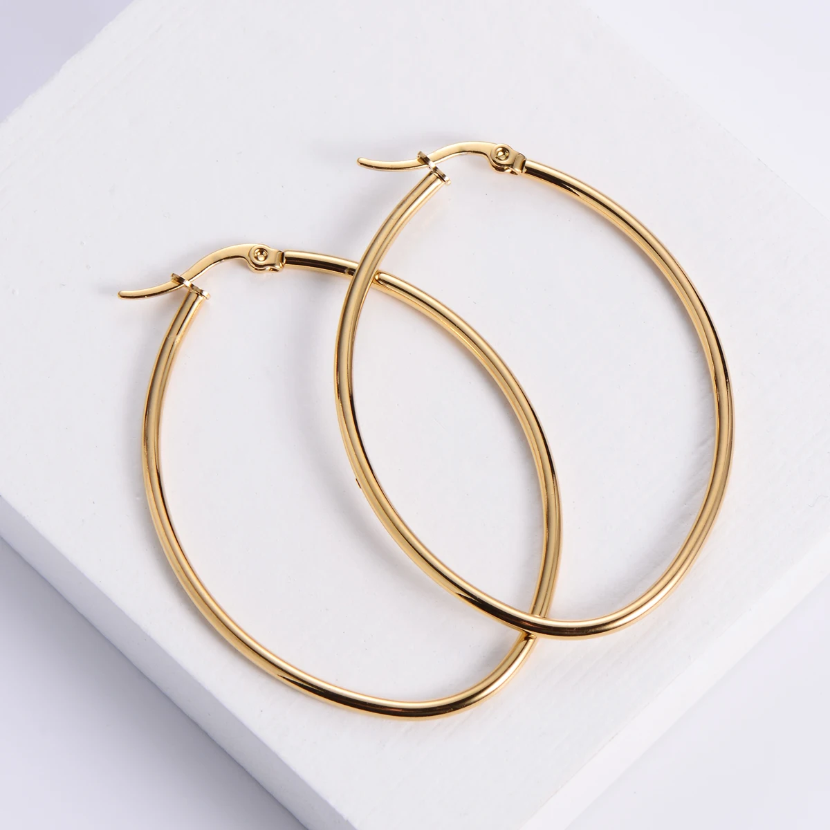 

thin gold plated stainless steel oval hypoallergenic lightweight hoop summer earrings 2021 for women girl, Gold, silver or black