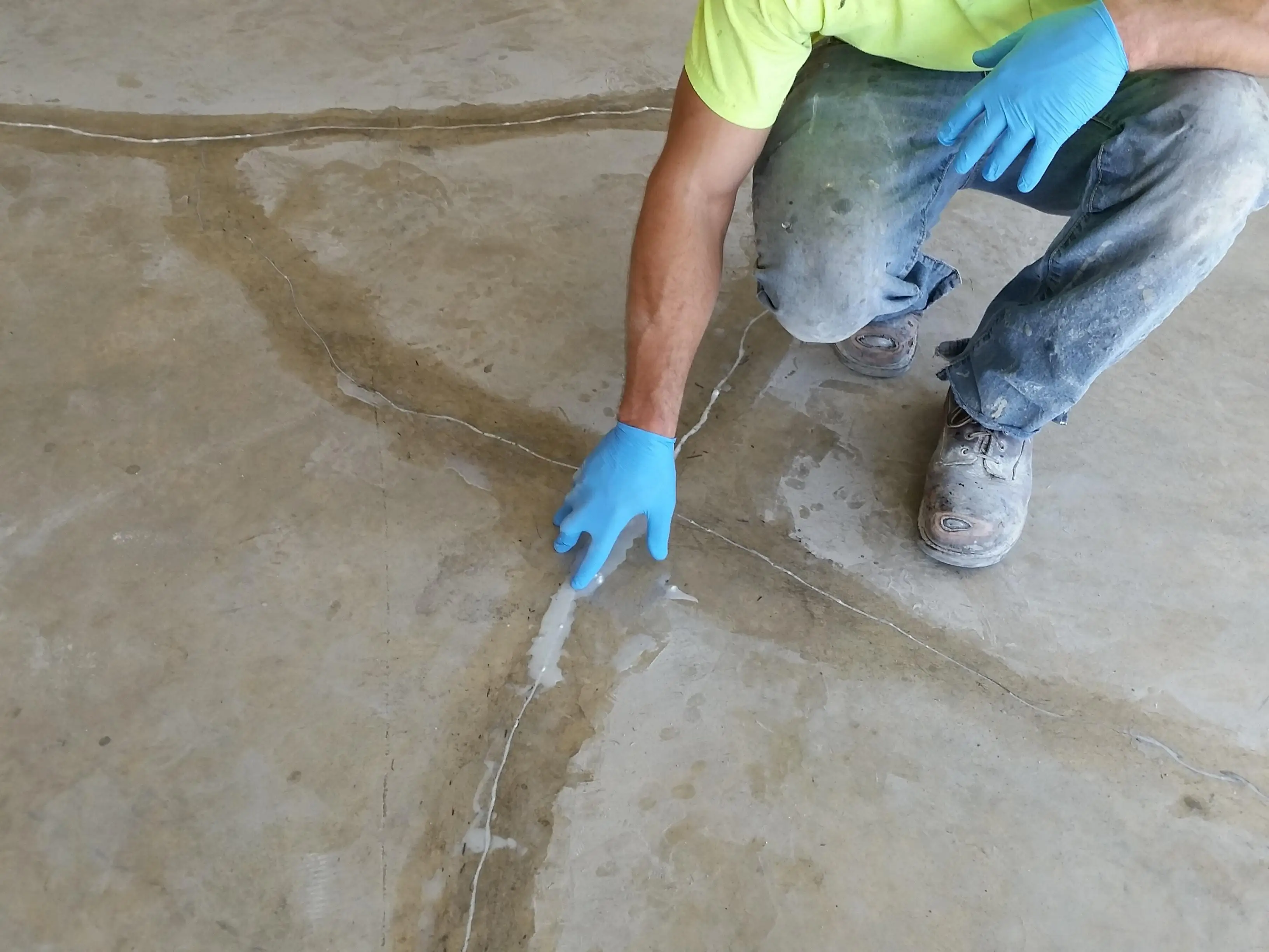 Обработка трещин. Бетонная стяжка пола. Заделывание трещин в бетоне на полу. Заделывание щелей в бетоне. Дефекты стяжки пола.