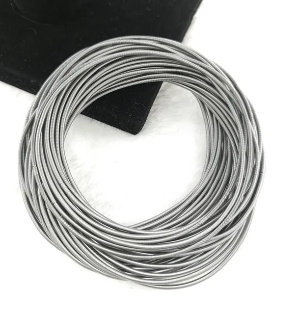 

2021 Amor Free Sample Gray Color Adjustable Stainless Steel Coil Chain Link Springs Guitar String Simple Bracelet