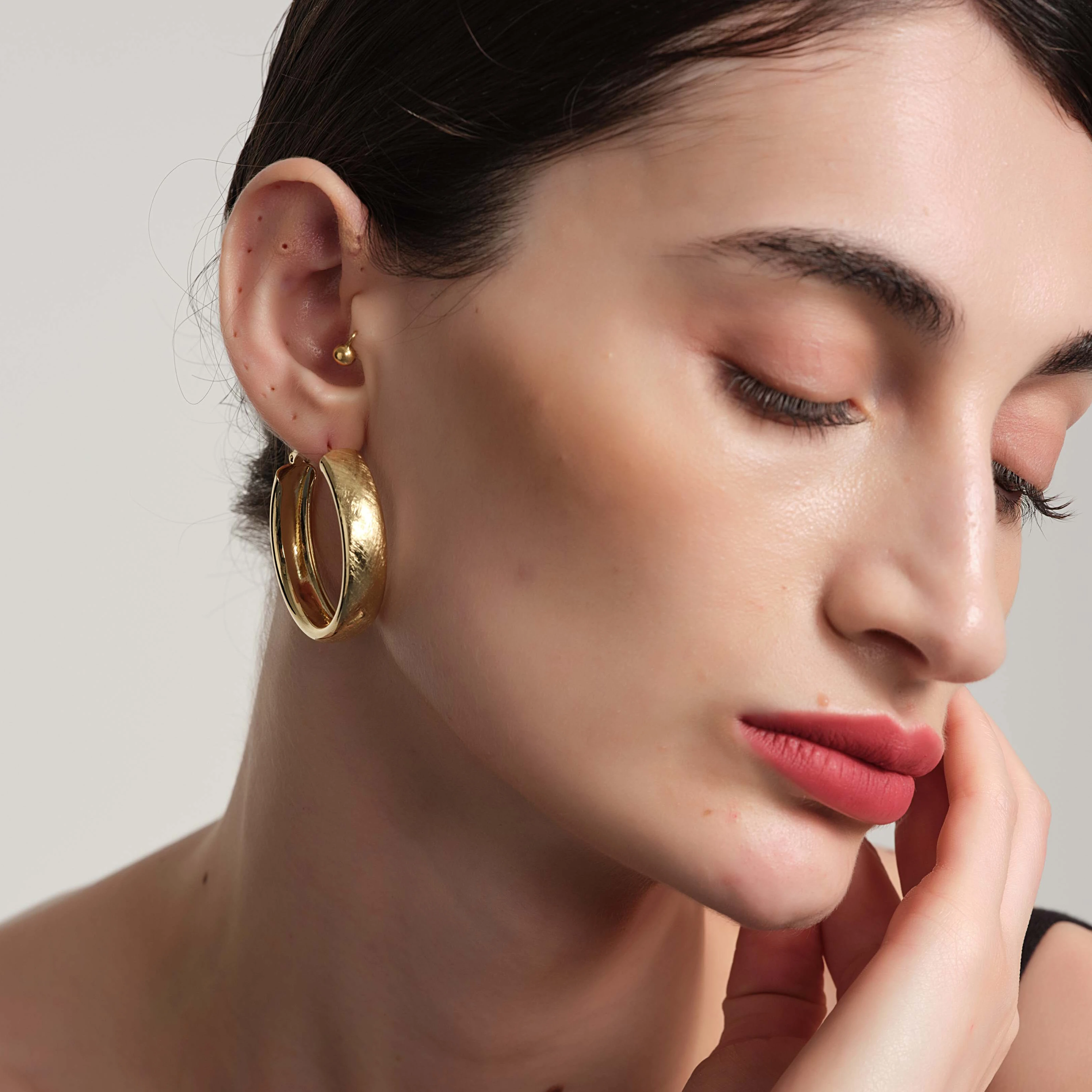 

Free sample Wild Hoops 18K Gold Plated 925 Sterling Silver Needle Textured Chunky Hoop Earrings for Women 2022