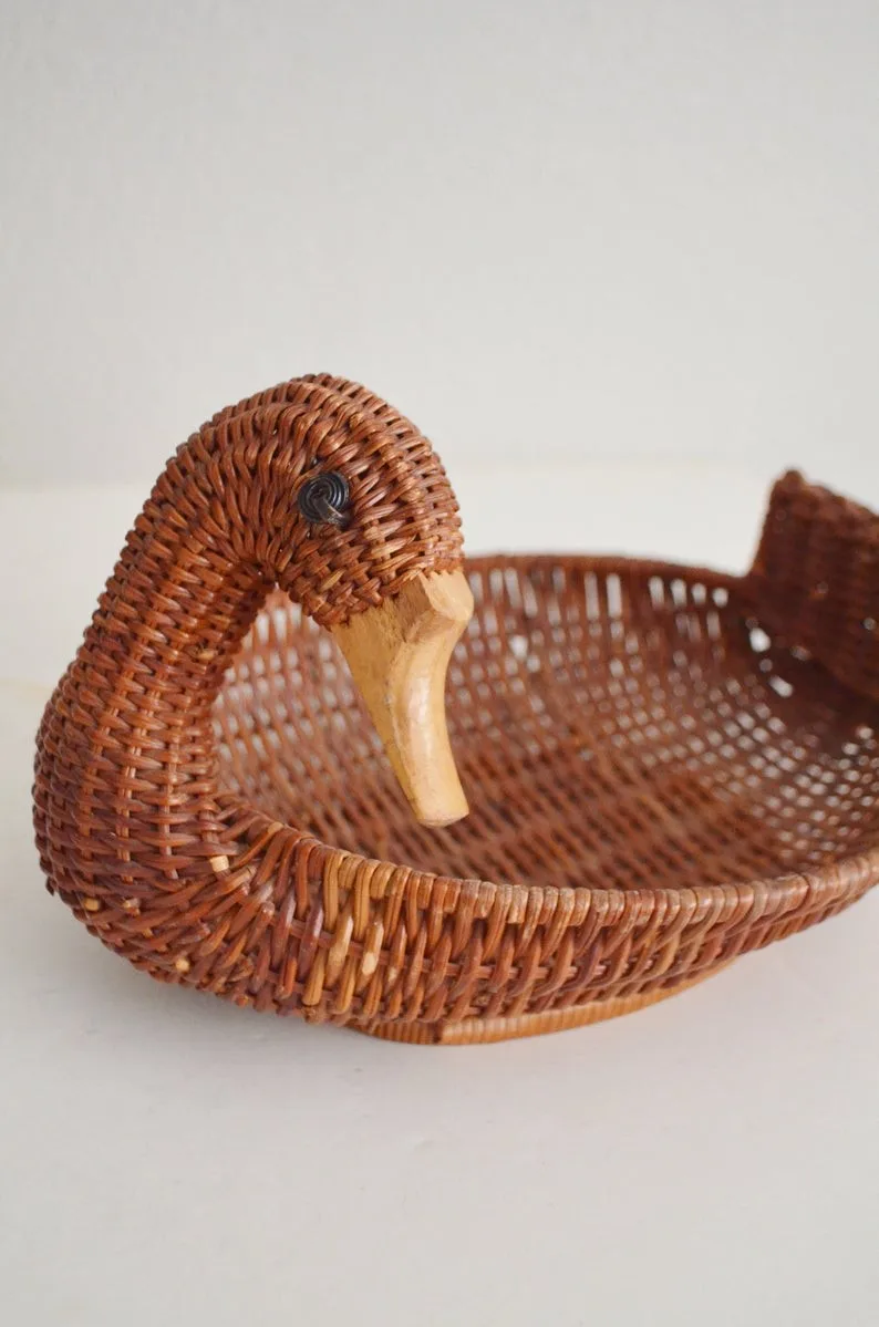 корзина утка. утка из плетеной корзинки. плетеные корзинки уточки. плетеная корзина уточка. утка с корзинкой.