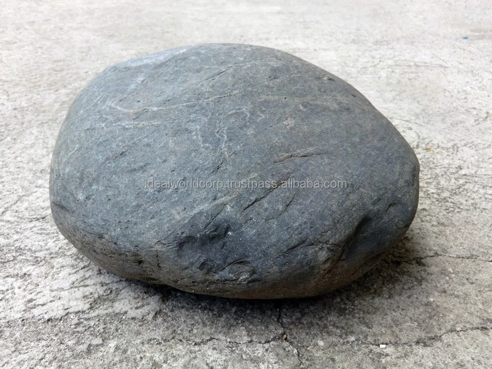 
NATURAL ROUND BLACK BOULDER 