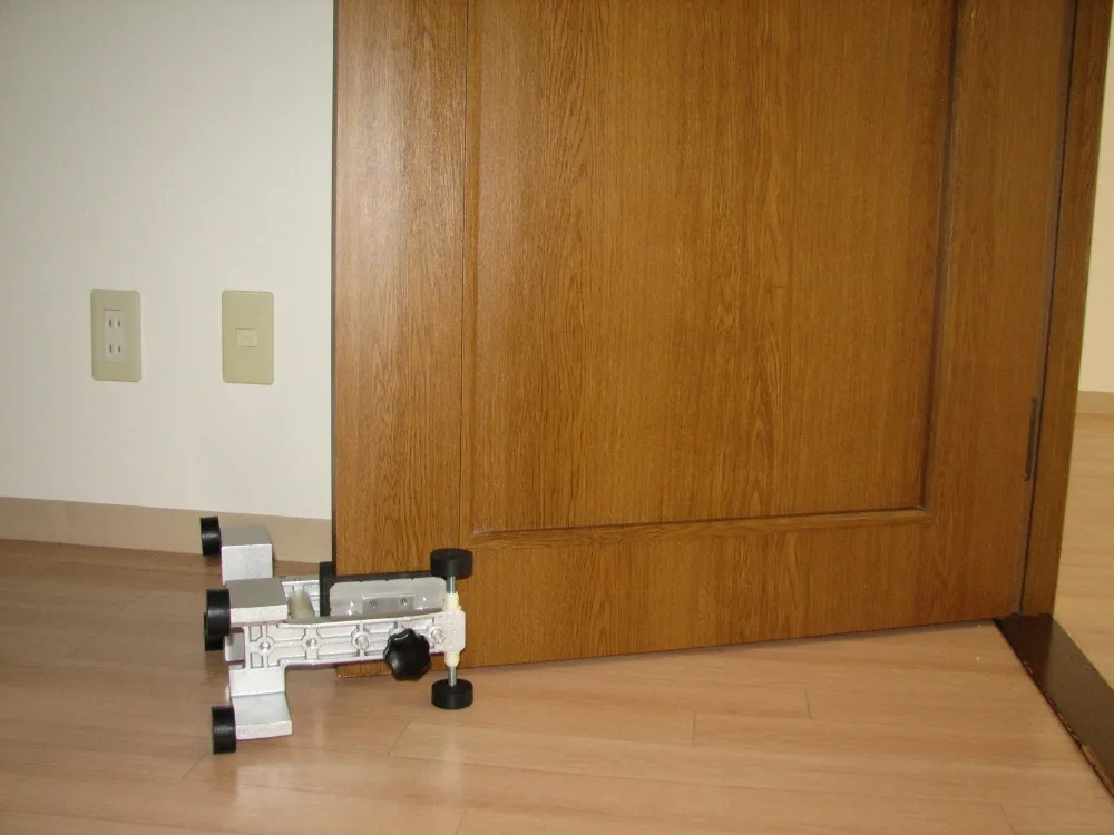 Reliable Carpenter Tools Door Cramp Stand At Reasonable Prices