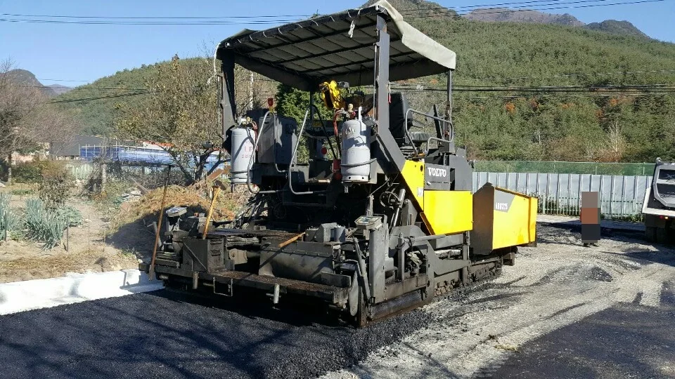 
[ Winwin Used Machinery ] Used asphalt finisher (Paver) Ingersoll rand ABG TITAN 325 2000yr For sale 
