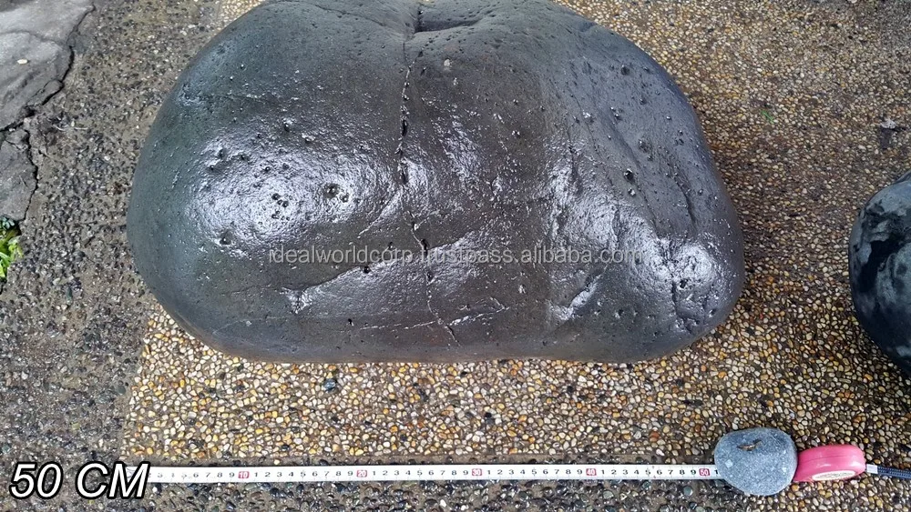 
NATURAL ROUND BLACK BOULDER 