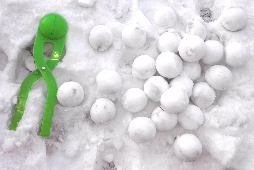 Получи снежок. Снежный комок. Снежные комочки. Снежки из снега. Комок из снега.