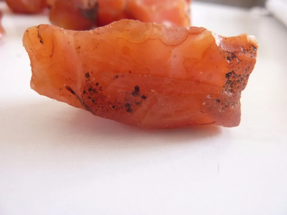 美丽的红玛瑙粗石原石水晶石装饰