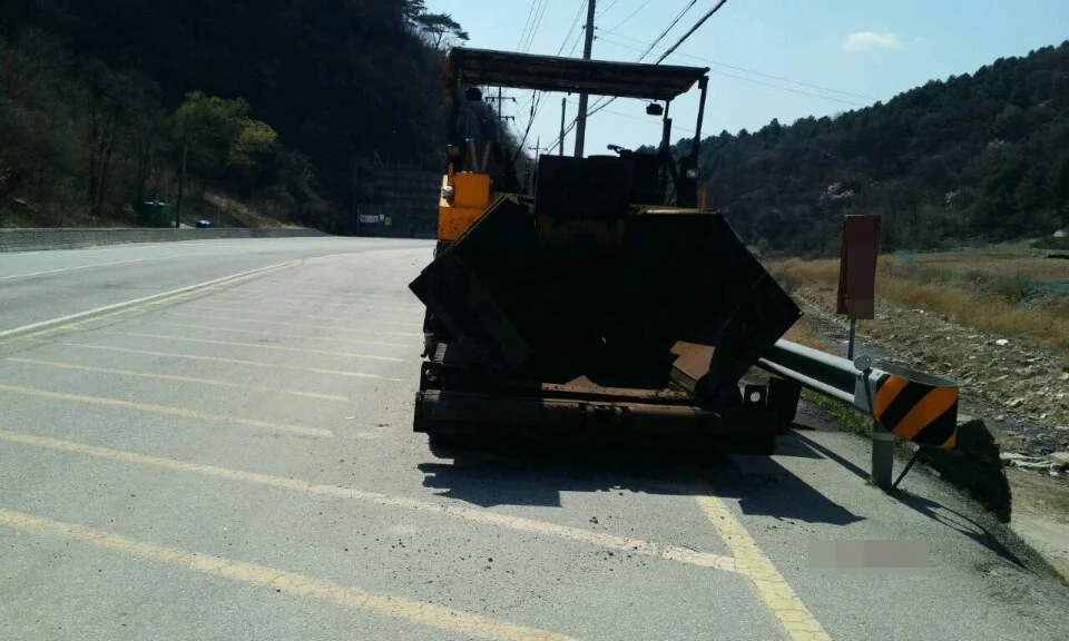 
[ Winwin Used Machinery ] Used asphalt finisher (Paver) Ingersoll rand ABG TITAN 325 2000yr For sale 