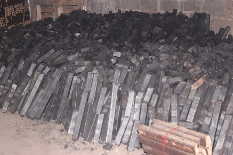 Активированный уголь в брикетах. Брикеты из древесного угля ромбиком. Чёрные прессованые брикеты. Древесный уголь из опилок. Древесный уголь из опилок.