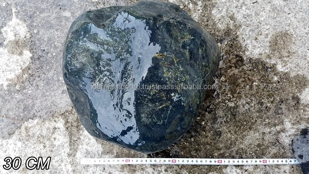 
NATURAL ROUND BLACK BOULDER 