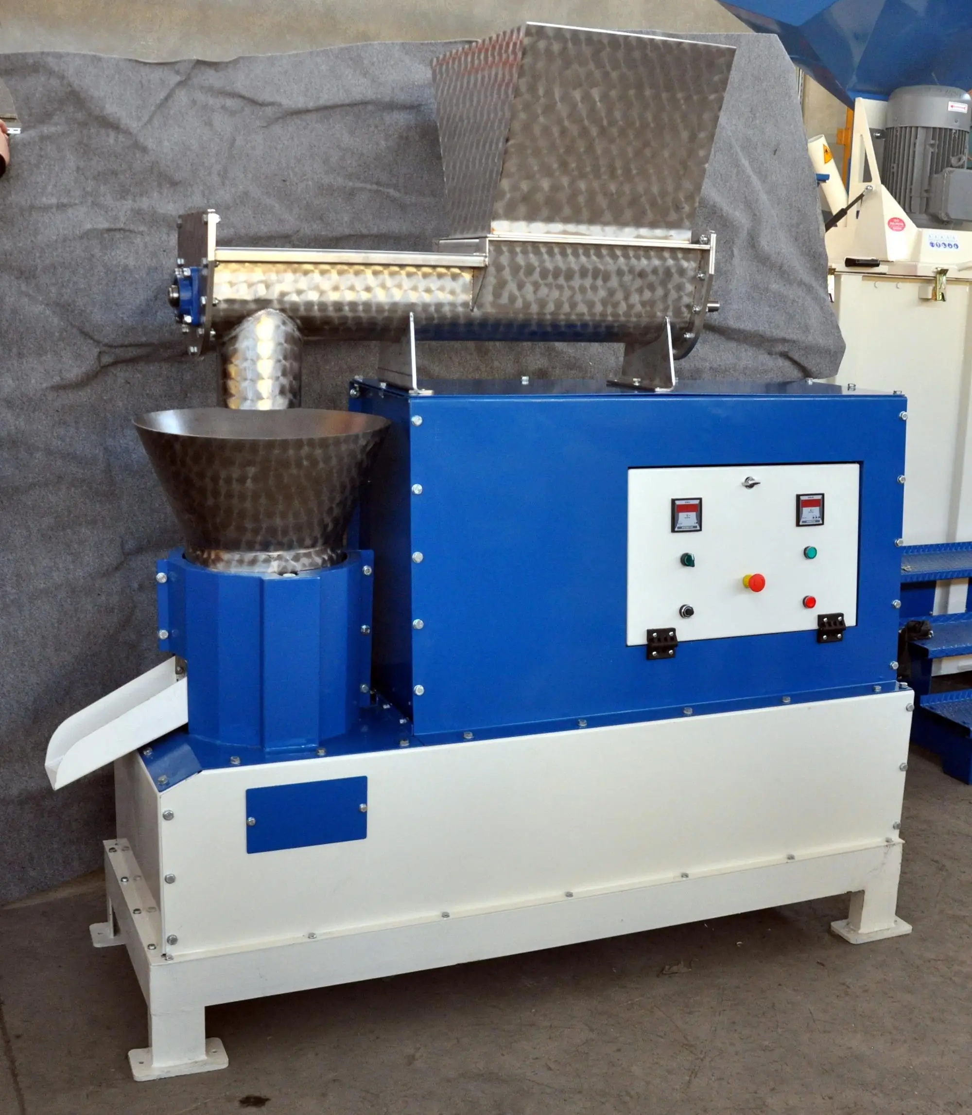 New Design Animal Feed Making Machine / Poultry Feed Price / Poultry