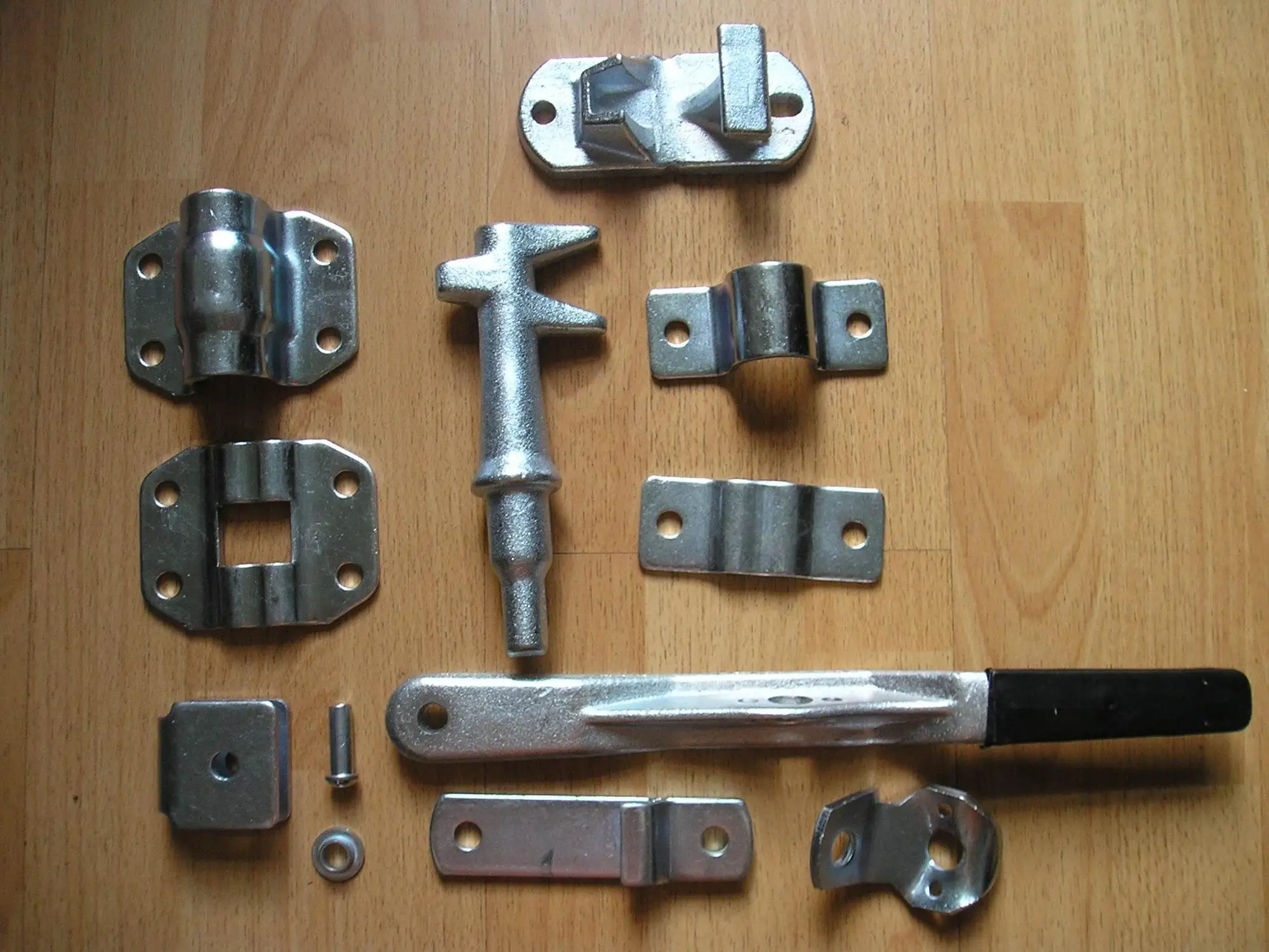 Запорные устройства для дверей контейнера