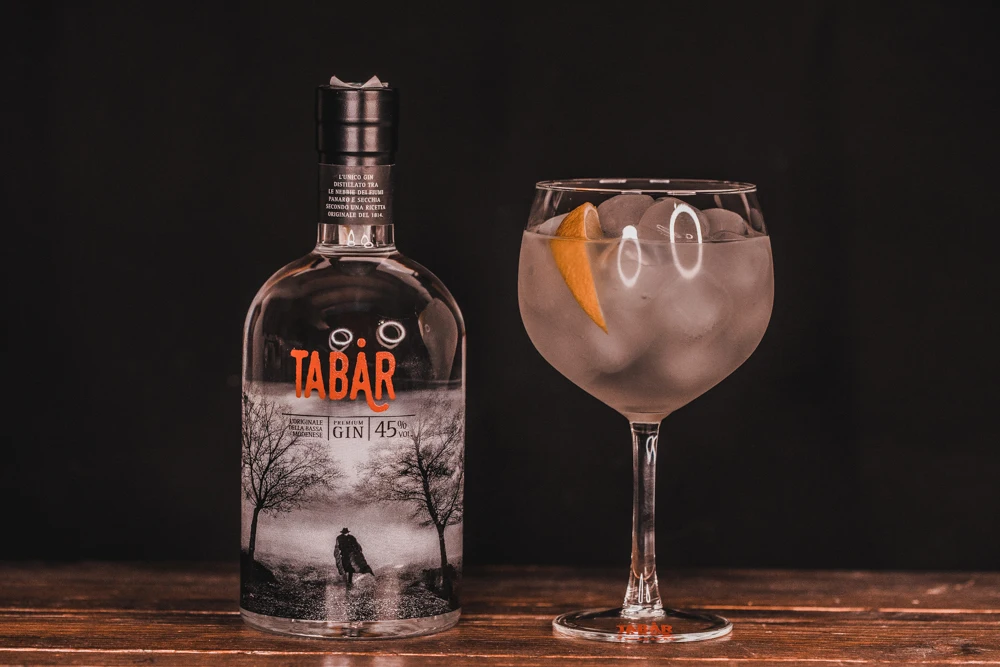 
A perfect balance between 9 different botanicals 70 cl COMPOUND GIN 