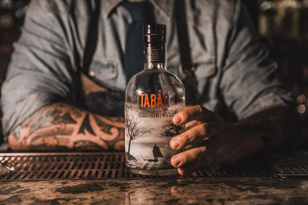 
A perfect balance between 9 different botanicals 70 cl COMPOUND GIN 