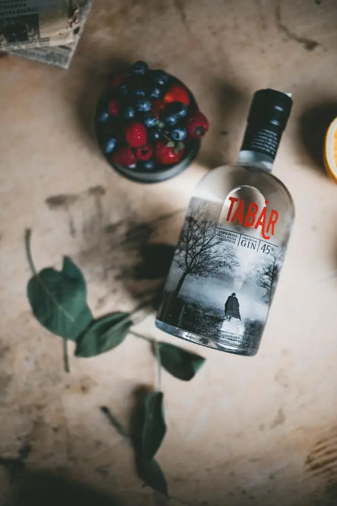 
A perfect balance between 9 different botanicals 70 cl COMPOUND GIN 