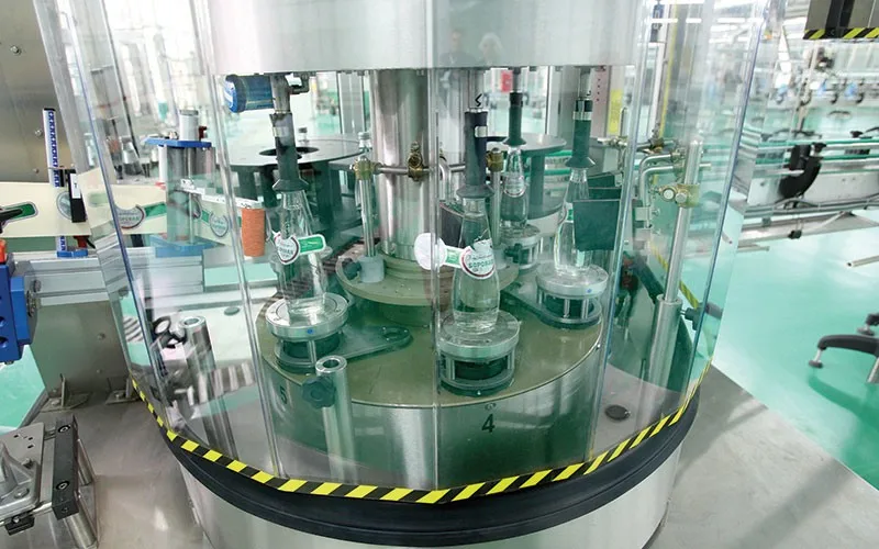 в лаборатории завода в стеклянной. стеклянная химическая посуда. оборудование лаборатории. сырье для косметики. в лаборатории завода в стеклянной.