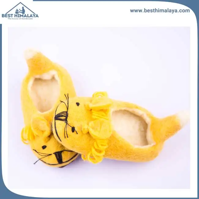 
Wholesale Yellow Color Lion Design Soft Girls Shoes 